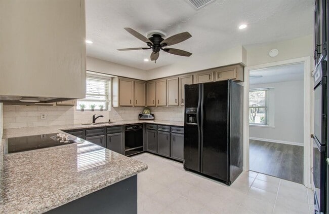 Building Photo - 3706 Brookbank Dr