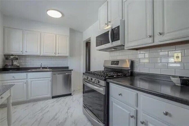 Building Photo - 4100 W 59th St