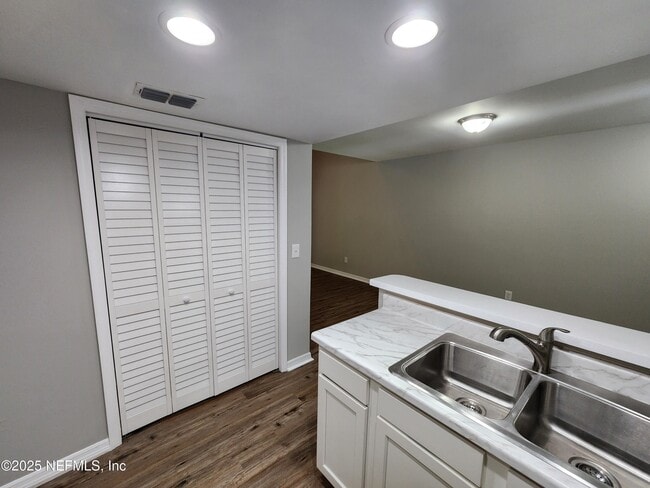 Building Photo - 7605 Melissa Ct N