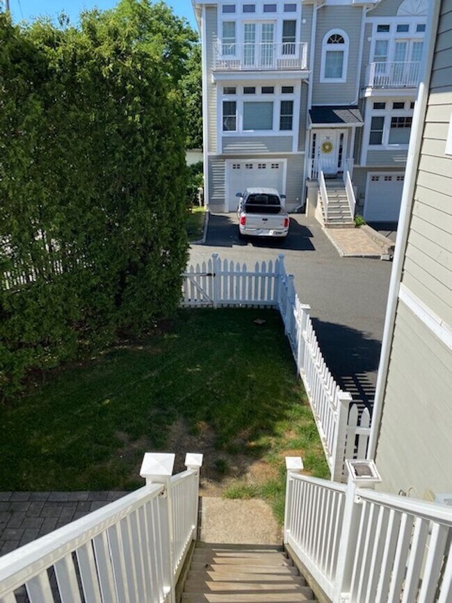 Building Photo - Three Bedroom 3.5 baths Townhouse for Rent...