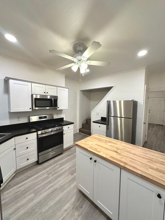 Building Photo - Fully Renovated 2 Bed, 1 Bath w/ Bonus Roo...