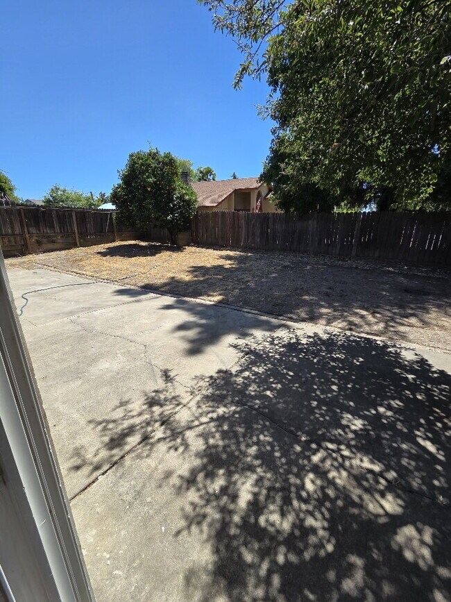 Building Photo - 3-Bedroom house with 2 Baths in Sacramento