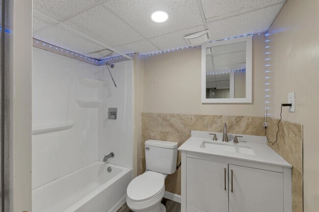 Building Photo - 32 Suffolk Ct