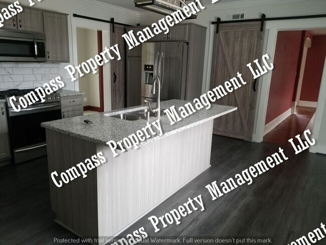 Building Photo - $1895 - 4 Bed, 2 Bath, 2 Car Garage - Lanc...