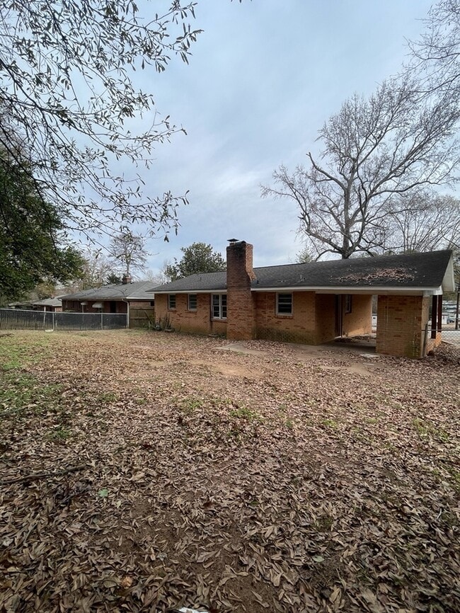 Building Photo - 3 bedroom 1.5 Bathroom