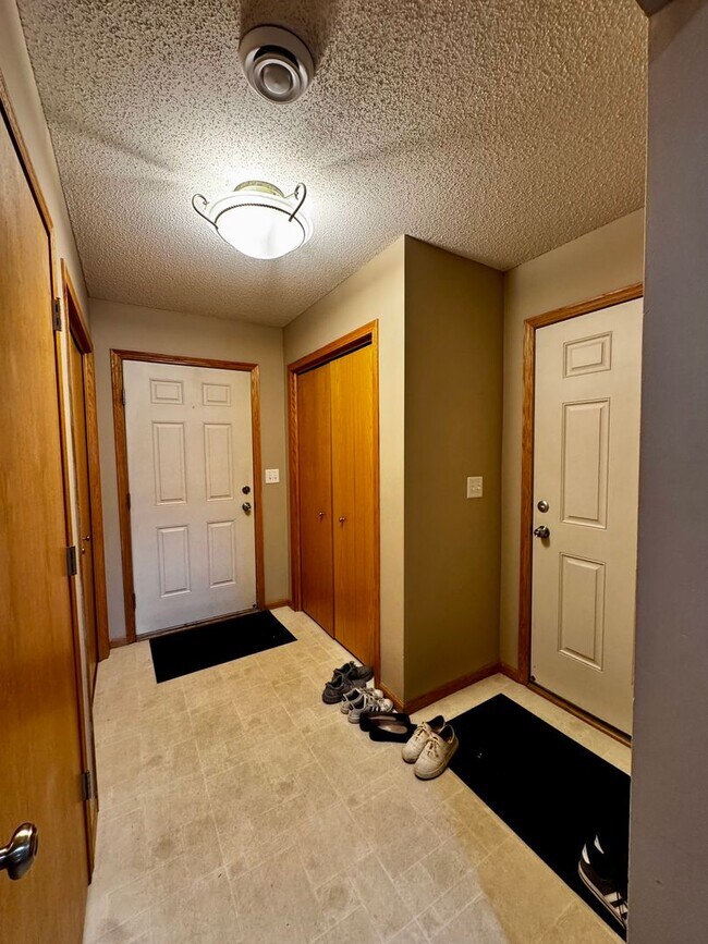 Building Photo - Affordable Non-smoking townhouse in SW Rochester 2beds 2 baths 1 car attached garage washer dryer...