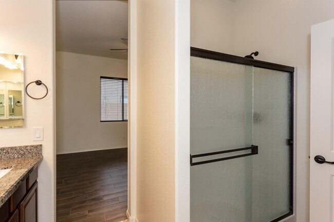 Building Photo - 926 N Gomez St