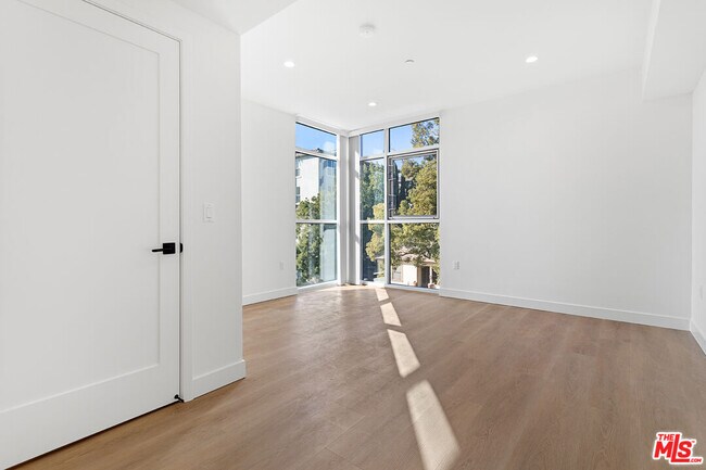 Building Photo - 164 Chestnut St