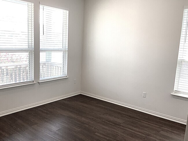Building Photo - 469 Pebble Bend