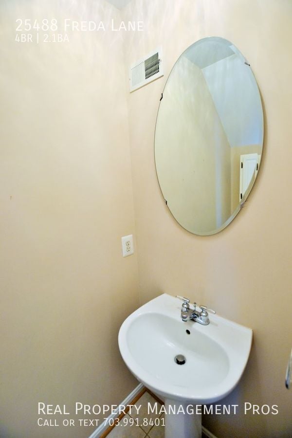 Building Photo - 25488 Freda Ln