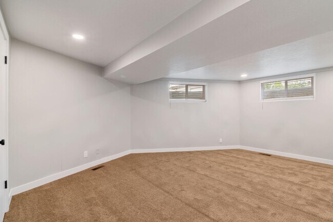 Building Photo - 1159 300 W
