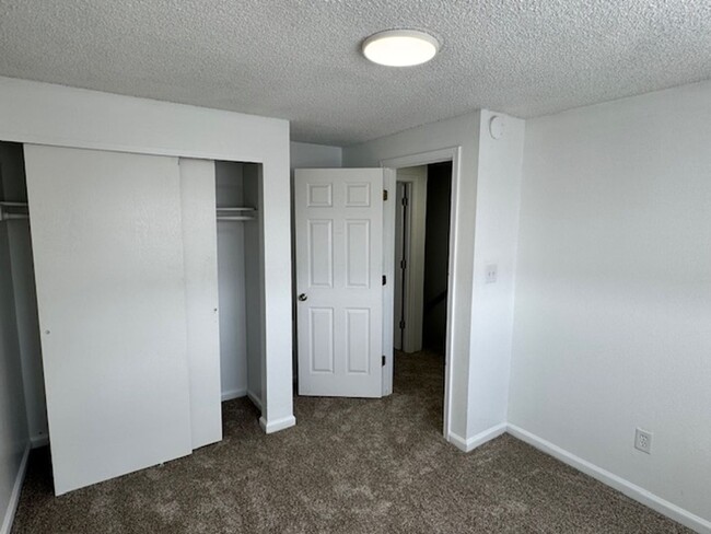 Building Photo - 2 BEDROOM TOWNHOME NEAR NORTH MEDFORD HIGH...