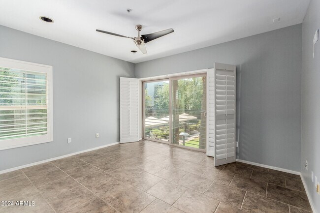 Building Photo - 525 W Lakeside Dr