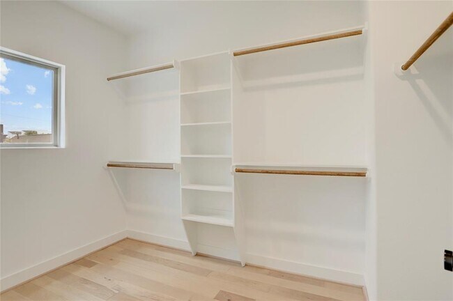 Building Photo - 2715 Drew St