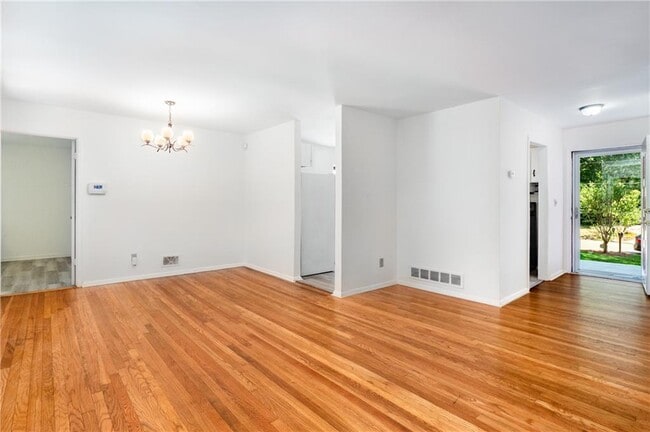 Building Photo - 2563 Beverly Hills Dr