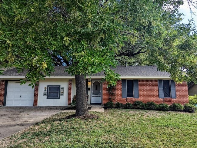 Building Photo - 812 Hill Wood Dr
