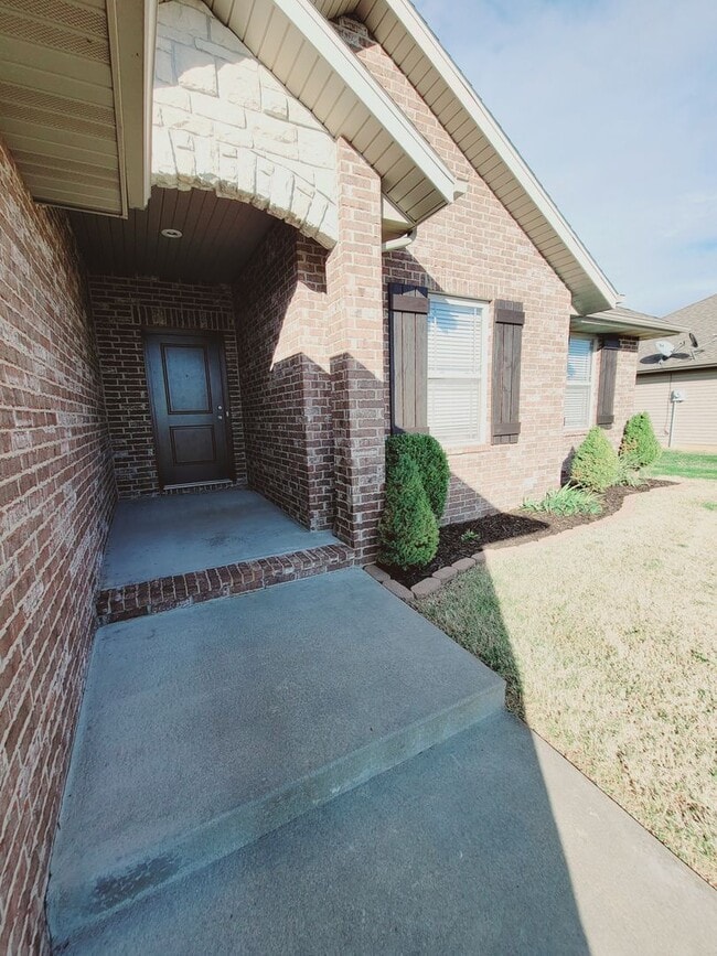 Building Photo - Bent Tree Subdivision - 4 Bedrooms w/ 3 Car Garage
