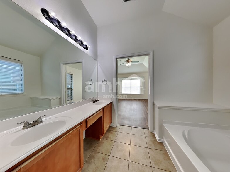 Building Photo - 820 Cheryl St