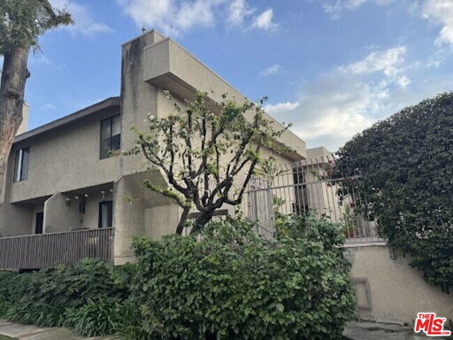 Building Photo - 15215 Magnolia Blvd