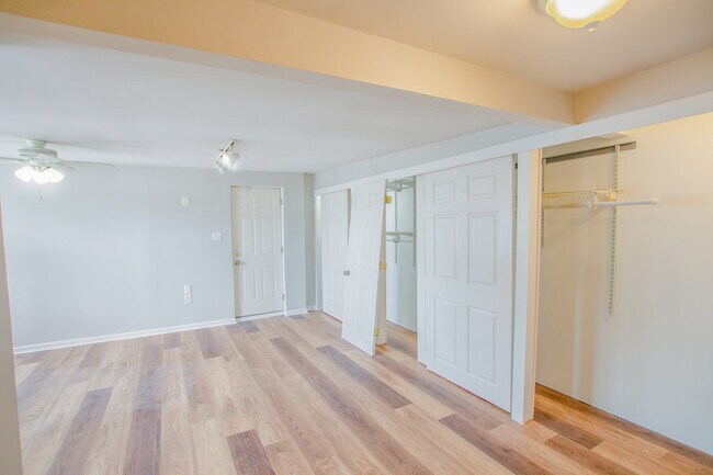 Building Photo - 2553 E Somerset St