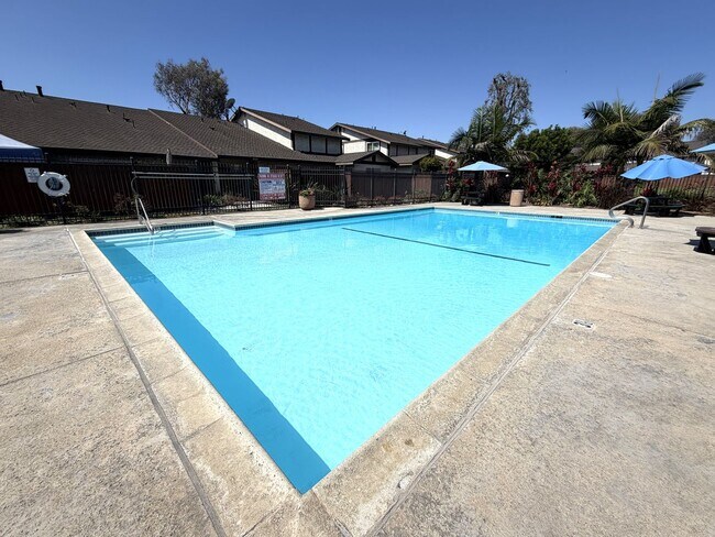 Building Photo - Updated modern townhouse 3 bed 1.5 bath