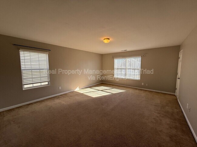 Building Photo - 5207 Silverbrook Dr