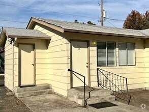 Building Photo - Spacious 2 Bedroom, 1.5 Bath Triplex in Cl...