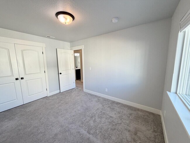 Building Photo - 347 W 410 N St