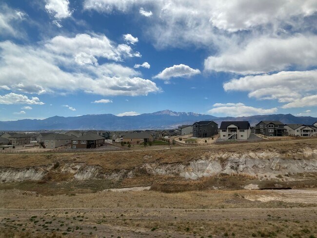 Building Photo - 2 Bedroom Home with VIEWS of the Mountains