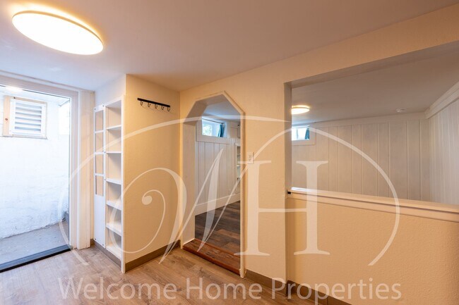 Building Photo - 1011 Waverly St