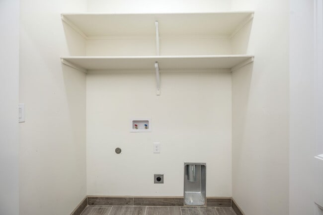 Building Photo - 305 Wall Ave