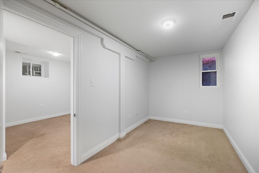 Building Photo - 2341 W Montana St