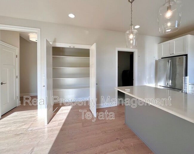 Building Photo - 810 Sisters Ct