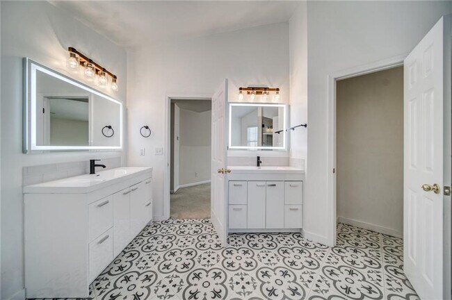 Building Photo - 853 Van Briggle Path NE