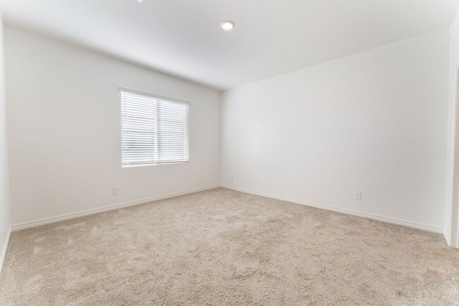 Building Photo - Bright Townhome in Gated Community!