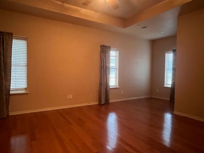 Building Photo - Gated Entry 5 bedroom, 3.5 Bath Home on 16...