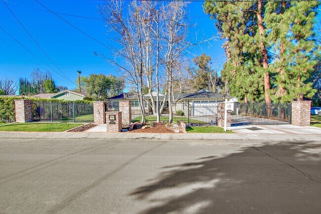 Building Photo - 5923 Jumilla Ave