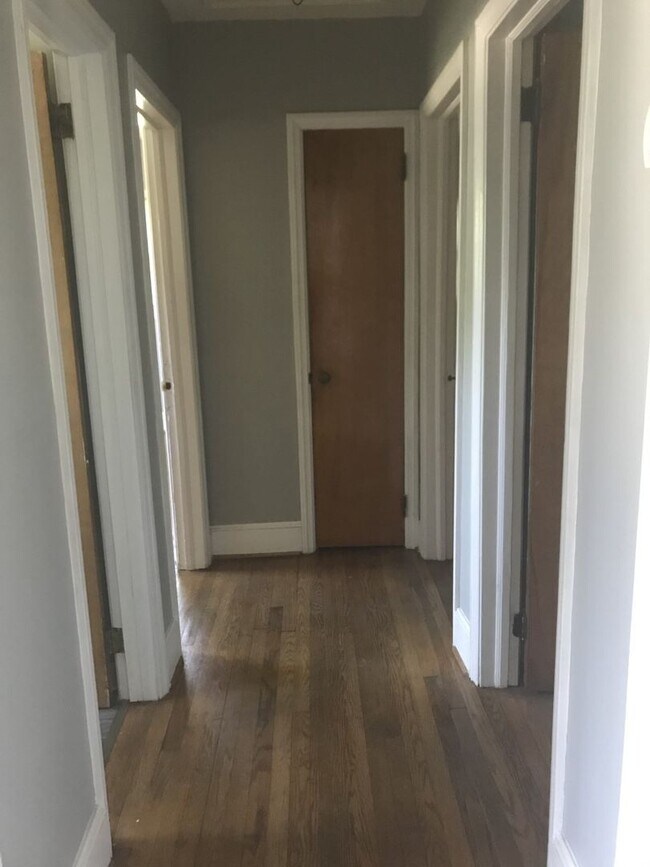 Building Photo - Ranch style 3 bedroom1.5 bath home off S. ...