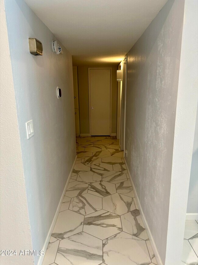 Building Photo - 5634 E Wilshire Dr
