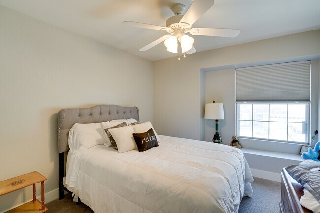 Building Photo - Cozy 3-Bed Home with Pool & Fireplace in P...
