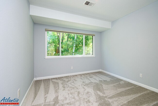 Building Photo - Beautiful Condo | Central A/C | Private Balcony
