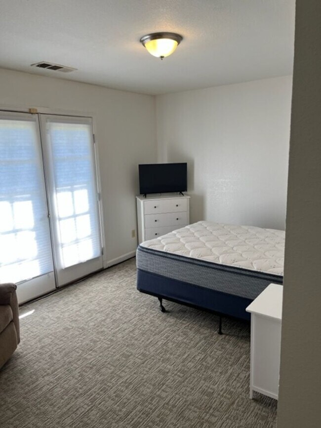 Building Photo - Nice 5 bedroom home with a large garage.