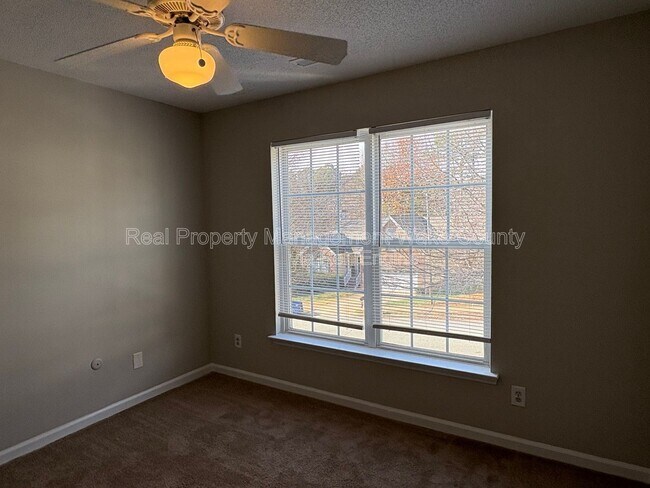 Building Photo - 9704 Erinsbrook Dr