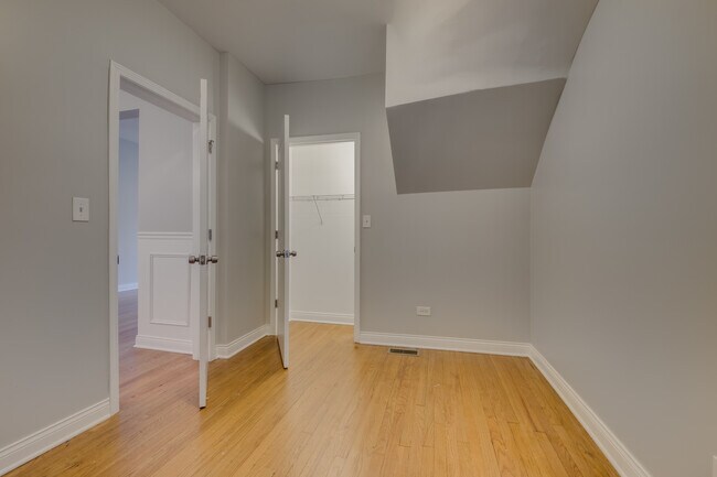 Building Photo - 5039 W Cullom Ave