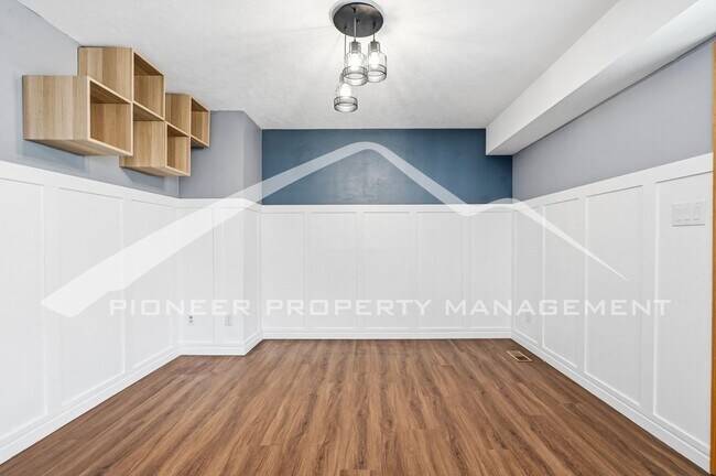 Building Photo - Spacious Townhouse with Washer/Dryer and Central AC