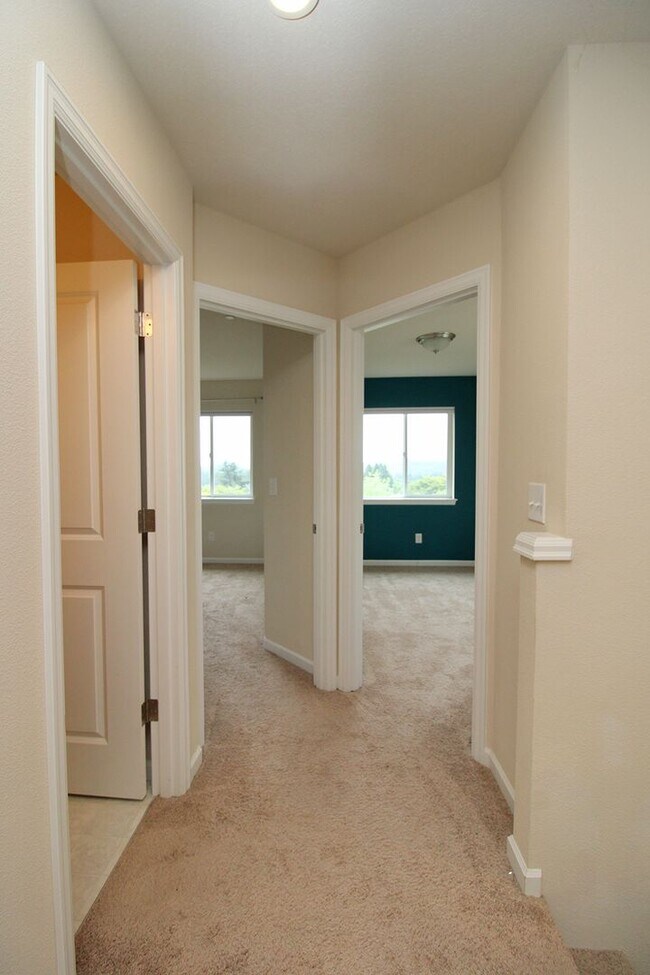 Building Photo - 3 Bedroom Luxury Townhouse in Beautiful Happy Valley