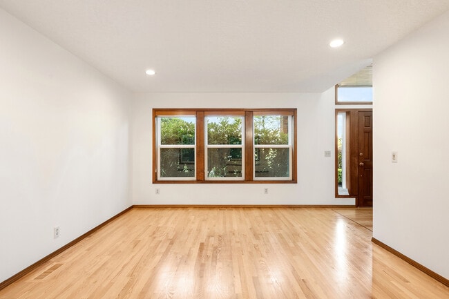 Building Photo - 1324 Stonehaven Dr