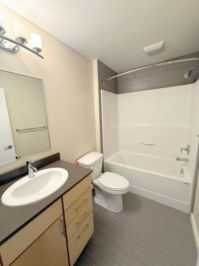 Building Photo - Charming Southside 2 Bedroom, 2.5 Bath Townhome