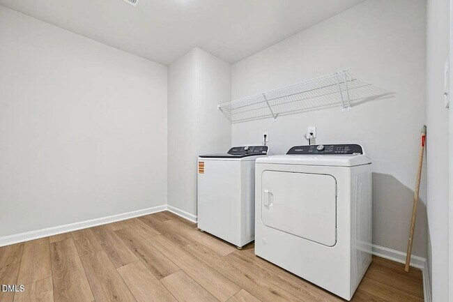 Building Photo - 744 Red River Dr
