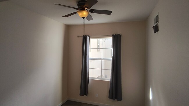 Building Photo - 3 bedrooms 3 bathrooms townhome FOR RENT i...